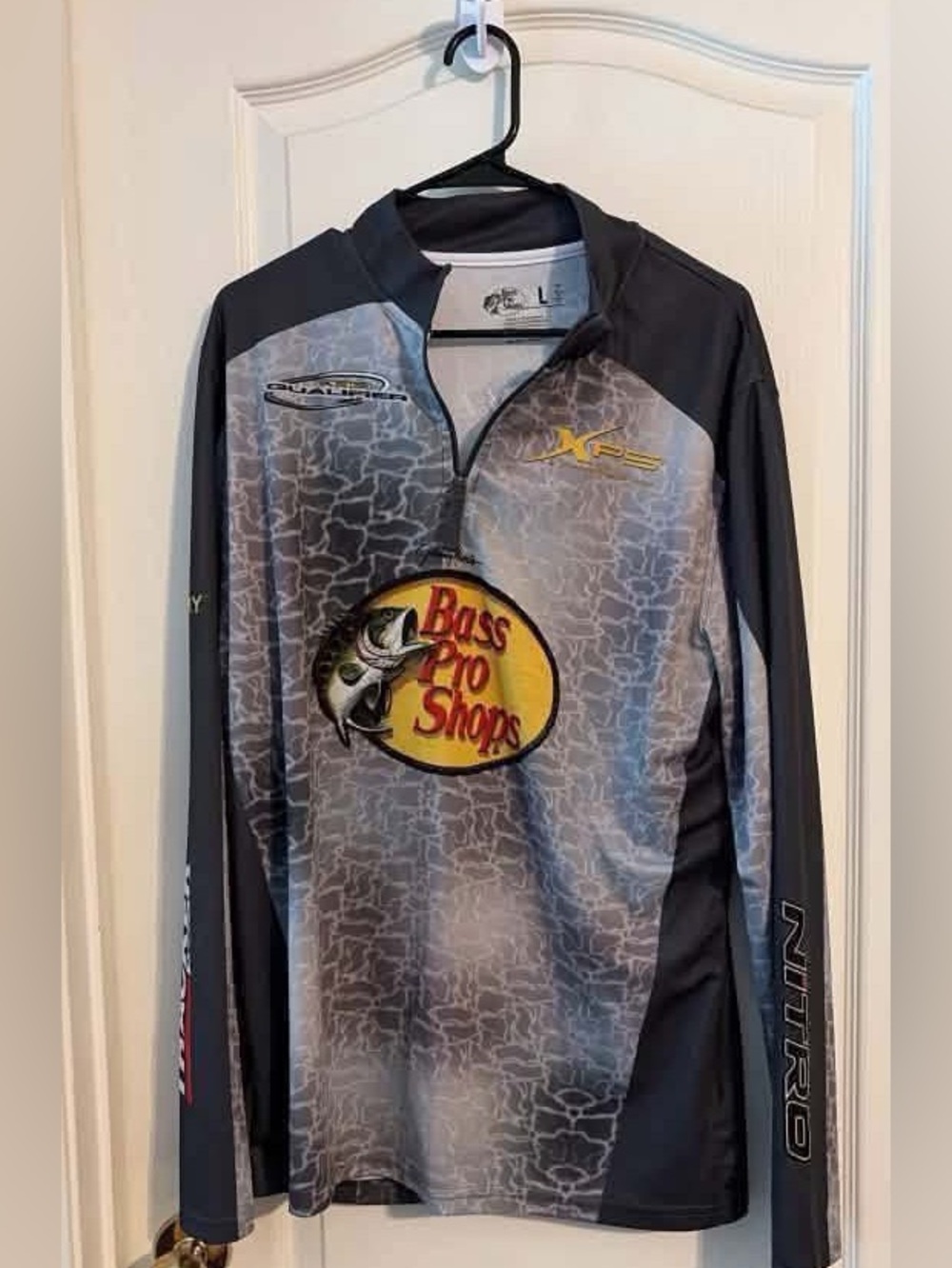 Bass Pro Shops Men's Gray & Black Fishing Rash Guard with Yellow Logo